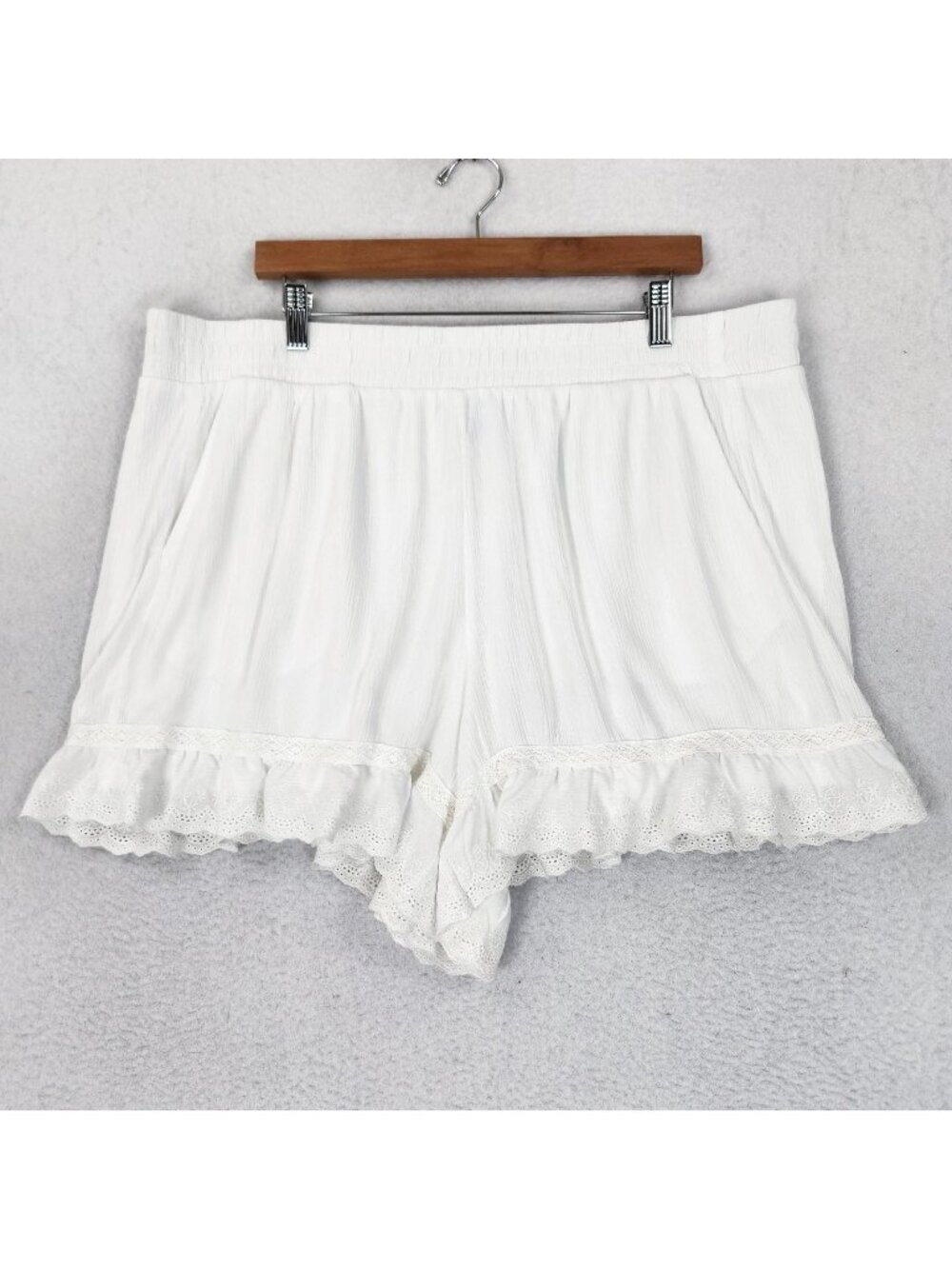 Torrid Shorts Womens 2X White Ruffle Eyelet Hem Wide Leg Pull On High Rise